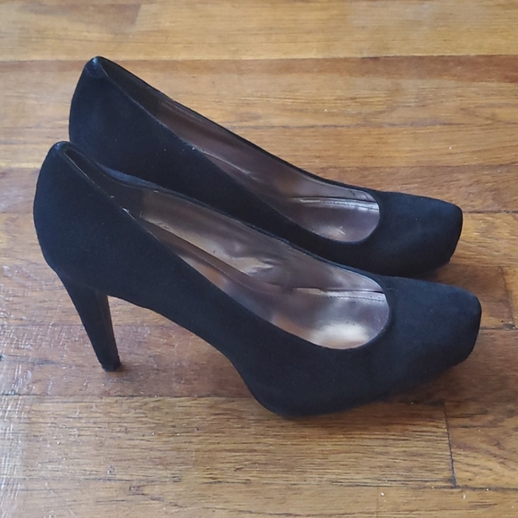 Calvin Klein Suede Pump - Picture 3 of 8